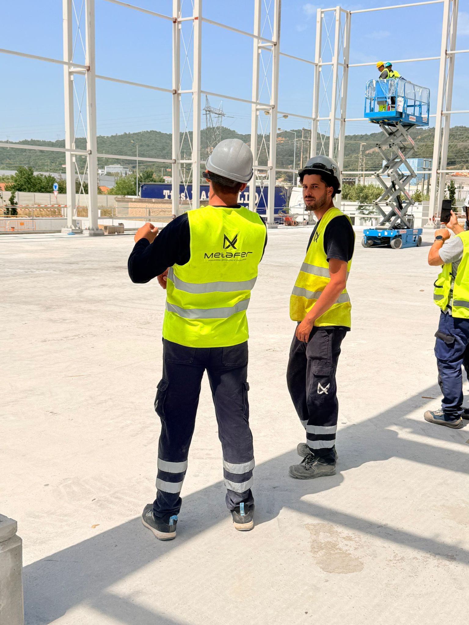 Equipa em obra com EPI e coordenação em altura.