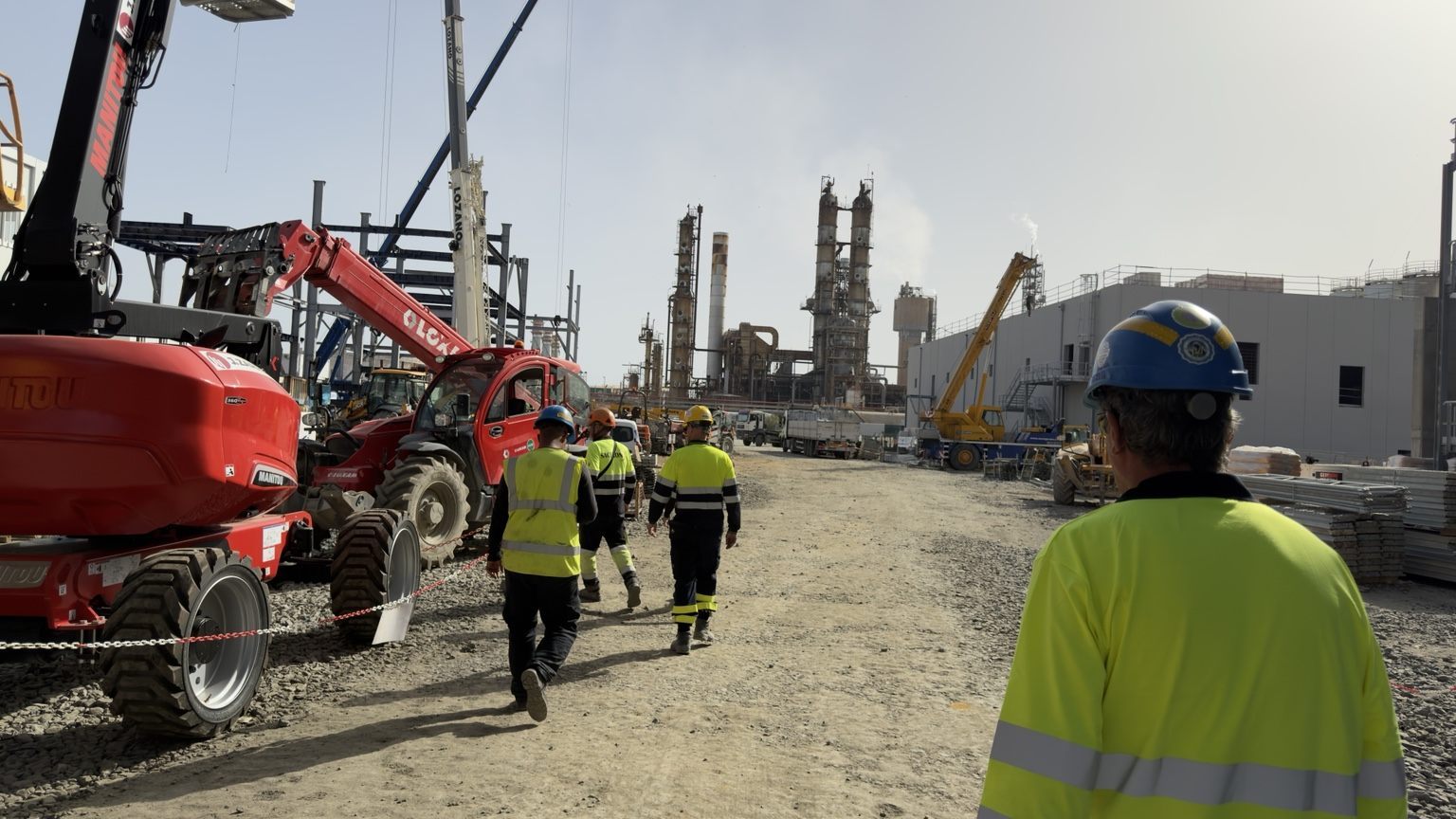 Metafer site supervisor managing industrial operations at a large refinery